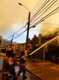 Chilští hasiči likvidují na začátku února 2024 požár ve městě Viña del Mar na západě země