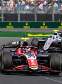 Český závodník Roman Staněk vyhrál po penalizaci Francouze Isacka Hadjara sprint formule 2 v Melbourne a získal v šampionátu, který je předstupněm pro elitní formuli 1, premiérové vítězství