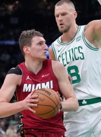 Basketbalista Nikola Jović v souboji s Kristapsem Porzingisem z Bostonu