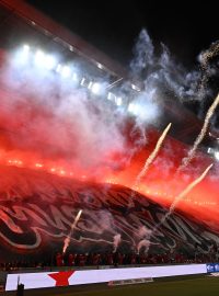 Pyrotechnika během utkání pražské Slavie na stadionu v Edenu