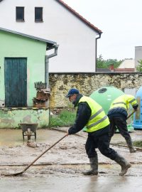 Na odklízení následků velké vody pracuje zhruba 20 lidí