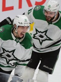 Jason Robertson a Tyler Seguin z Dallasu slaví gól