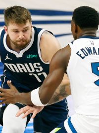 Luka Dončić a Anthony Edwards ve vzájemném souboji