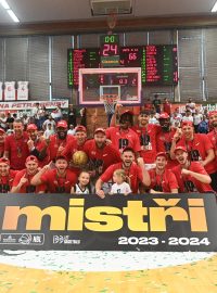 Basketbalisté Nymburka vybojovali už devatenáctý mistrovský titul. Ve finále play off zdolali Ústí nad Labem