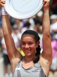 Sedmnáctiletá tenistka Tereza Valentová slaví juniorský titul na Roland Garros