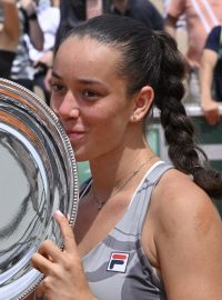 Tereza Valentová s trofejí pro vítězku juniorského turnaje Roland Garros