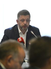 Předseda výboru Pavel Žáček, ministr vnitra Vít Rakušan a policejní prezident Martin Vondrášek na sněmovním bezpečnostním výboru