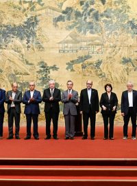 Zástupci palestinských frakcí po podpisu dohody v Pekingu s čínským ministrem zahraničí Wangem Yi