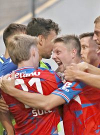 Fotbalisté Viktorie Plzeň se radují z gólu