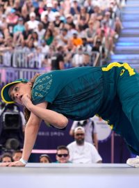 Rachael Gunnová předvádí své umění v disciplíně breakdance na olympijských hrách v Paříži