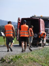 O údržbu silnic ve Středočeském kraji se starají firmy na základě i dvacet let starých rámcových smluv. Ilustrační foto