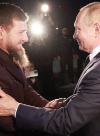 Hlava Čečenské republiky Ramzan Kadyrov (vlevo) vítá ruského prezidenta Vladimira Putina při příjezdu do Grozného