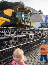 Kombajn CR11 firmy New Holland, který dokáže sklidit až 100 tun obilí za hodinu. Žací lišta kombajnu může měřit až 18 metrů. Na celém světě zatím jezdí 15 těchto nejvýkonnějších strojů vybavených různými čidly a GPS navigací.