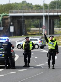 Policisté odklání dopravu kvůli nálezu nevybuchlé pumy