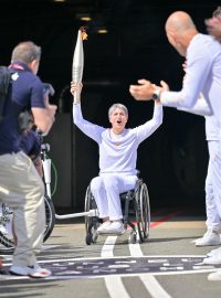 Paralympijská štafeta vyráží na třídenní pouť Francií a startuje v kolébce paralympiády v britské vesnici Stoke Mandeville severozápadně od Londýna