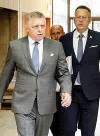 Premiér Robert Fico následovaný ministrem financí Ladislavem Kamenickým (oba Směr)