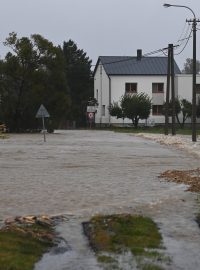 Řeka Opava zaplavila pole a příjezdovou silnici do městské části Držkovice