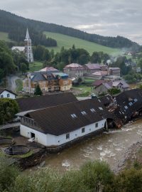 Následky rozbouřené Černé Opavy ve Vrbně pod Pradědem v místní části Mnichov