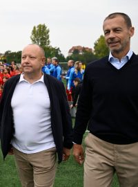 Předseda Fotbalové asociace České republiky Petr Fousek s předsedou UEFA Aleksanderem Čeferinem před začátkem jednání UEFA v Praze