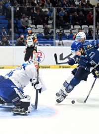 Útočník Kladna Jaromír Pytlík stylovým způsobem ve 4. kola Tipsport extraligy zakončuje a skóruje proti brněnskému gólmanovi Postavovi