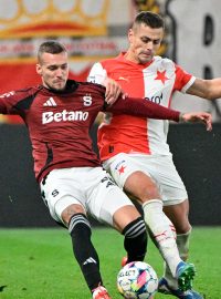 Lukáš Haraslín ze Sparty a Tomáš Holeš ze Slavie v souboji o míč