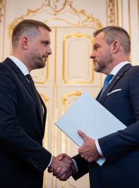 Slovenský prezident Peter Pellegrini (vpravo) ve čtvrtek jmenoval do čela ministerstva zdravotnictví dosavadního státního tajemníka ministerstva hospodářství Kamila Šaška