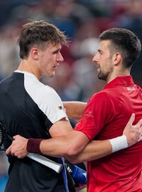 Tenista Jakub Menšík vypadl na turnaji v Šanghaji ve čtvrtfinále s bývalou světovou jedničkou Novakem Djokovićem