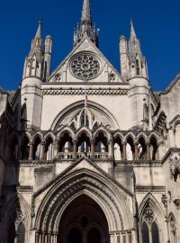 Budova Královského soudního dvora v Londýně (Royal Courts of Justice), ve které sídlí Vrchní soud