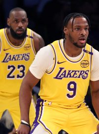 Basketbalisté Lebron James (v pozadí) a Bronny James v dresu Los Angeles Lakers