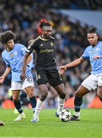 Victor Olatunji v souboji s několika hráči Manchesteru City