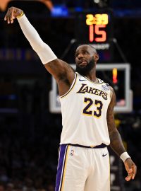 LeBron James v dresu Los Angeles Lakers