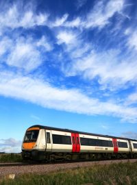 Vlak společnosti Greater Anglia projíždějící hrabstvím Cambridgeshire v Anglii