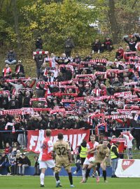 Fanoušci Slavie zaplnili svah v rohu stadionu v Benátkách nad Jizerou