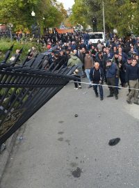 Demonstranti v separatistické Abcházii autem prorazili plot u parlamentu