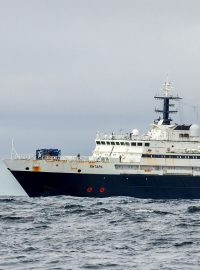 Archivní snímek Královského námořnictva, na kterém je loď Yankar zastíněna lodí Královského námořnictva HMS Diamond při průjezdu Lamanšským průlivem v lednu 2018. Ruská „špionážní loď“ byla lokalizována u pobřeží Spojeného království. Ve čtvrtek (14. listopadu) byla v Irském moři u ostrova Man spatřena „výzkumná loď“ Jantar