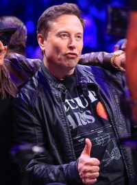 Elon Musk se zvoleným prezidentem Donaldem Trumpem a zpěvákem Kidem Rockem na zápase UFC v newyorské Madison Square Garden (16. listopadu 2024)