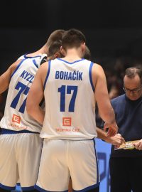 Kouč Diego Ocampu uděluje českým basketbalistům pokyny v duelu proti Nizozemsku