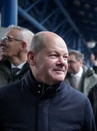 Kancléř Olaf Scholz přijel na hlavní nádraží v Kyjevě. Vítá ho náměstek ministra zahraničních věcí Oleksandr Miščenko