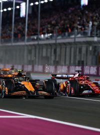 Lando Norris z McLarenu a Charles Leclerc z Ferrari v souboji ve Velké ceně Kataru