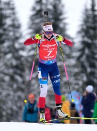 Markéta Davidová si ve stíhacím závodu v Hochfilzenu polepšila na páté místo