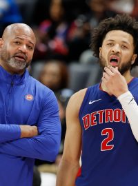 Trenér Detroitu J.B. Bickerstaff a rozehrávač Pistons Cade Cunningham