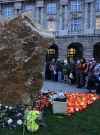 Pietní akt u památníku obětem loňské střelby na Filozofické fakultě Univerzity Karlovy, 21. prosince 2024, náměstí Jana Palacha, Praha.