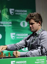 Magnus Carlsen se vrátí v džínách a bude hrát MS v bleskovém šachu