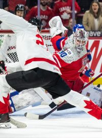 K výhře českých hokejistů nad Kanadou pomohl i skvělý výkon brankáře Michaela Hrabala