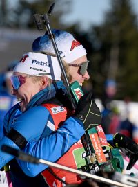 Finská dvojice se raduje v cíli smíšené štafety dvojic ze senzačního vítězství při Světovém poháru v Oberhofu