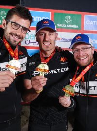 Posádka vítězného kamionu Martin Macík, František Tomášek a David Švanda s medailemi pro vítěze Rally Dakar 2025