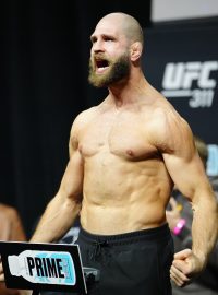 Jiří Procházka při vážení před zápasem UFC 311 s Jamahalem Hillem