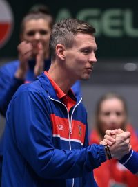 Daviscupový kapitán Tomáš Berdych gratuluje Jiřímu Lehečkovi