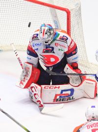 Hokejový útočník Komety Brno Jakub Flek střílí na branku Pardubic