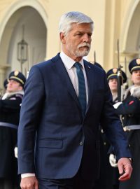 Český prezident Petr Pavel (vlevo) uvádí slovenského prezidenta Petra Pellegriniho při příjezdu na summit k desátému výročí existence Slavkovského formátu